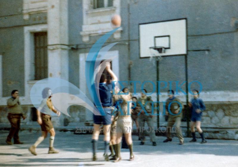 Παιχνίδι μπάσκετ σε εκπαίδευση στελεχών στο Γαλάτσι το 1972.