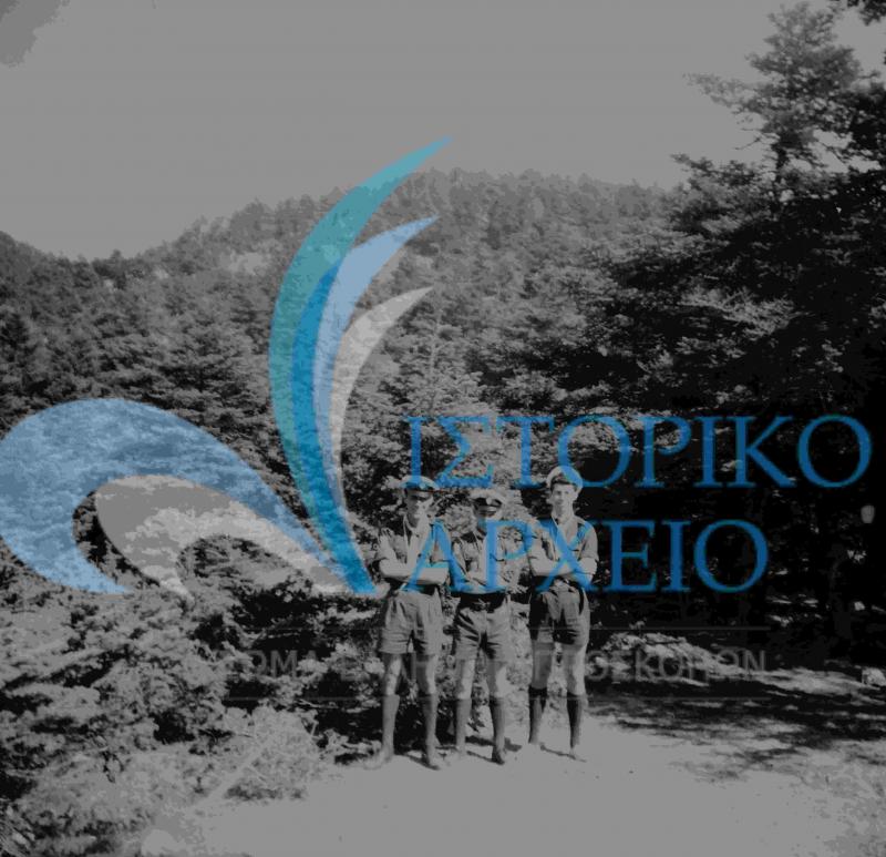 Οι αρχηγοί της εκδρομής του 1ου Ν/Π Π. Φαλήρου Ν. Αγαθός, Γ. Εγγλέζος και Γ. Δημητριάδης σε εκδρομή στην Πάρνηθα το 1962.