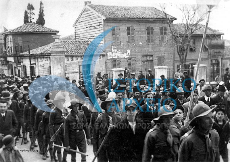 Πρόσκοποι και Ναυτοπρόσκοποι της Αλεξανδρούπολης με αρχηγό τον Κωνσταντίνο Μαμέλη το 1930 σε δημόσια τελετή στην πόλη.