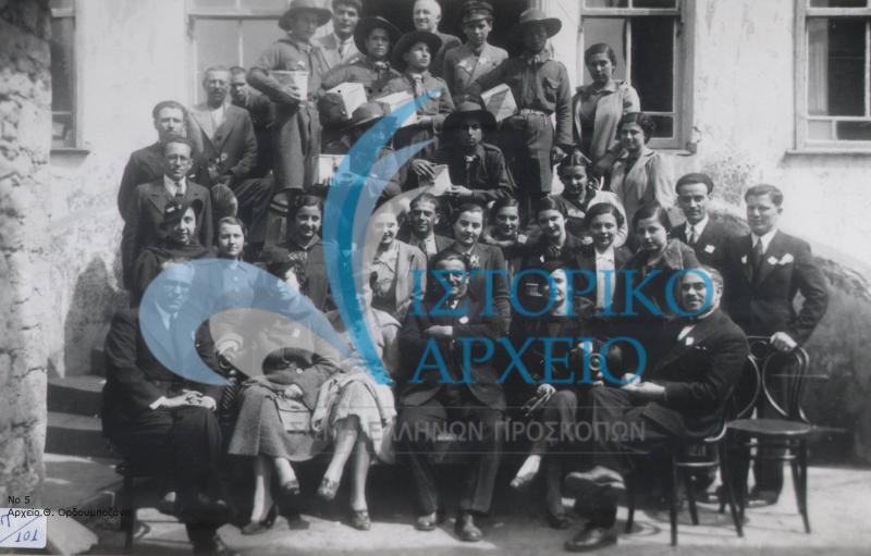 Οι πρόσκοποι της Αλεξανδρούπολης στην Επιτροπή Εράνων υπέρ των Εθνικών Ορφανοτροφείων μπροστά από το Δημαρχείο της πόλης λίγο πριν την εξόρμηση για τον έρανο το 1935.
