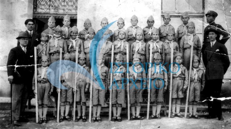 Η Ομάδα Προσκόπων στον Άβαντα του Έβρου έξω από το Δημοτικό Σχολείο μαζί με τον δάσκαλο του χωριού και τον Πρόεδρο της Κοινότητας.