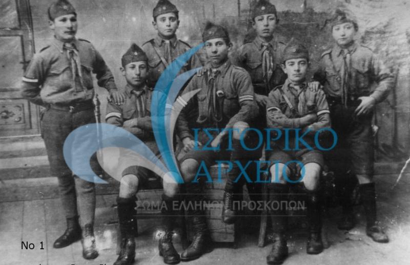Η 3η Ενωμοτία της 1ης Ομάδας Κάραγατς (Αδριανούπολης) σε αναμνηστική φωτογραφία το 1919. Από αριστερά όρθιοι: Μοσχοφίδης, Κ. Δερρελής, Γ, Καρακουμίτης, Α. Παππάς, καθήμενοι: Κ. Αρβανίτης, Μ. Καλπακίδης, Δ. Γρηγοριάδης