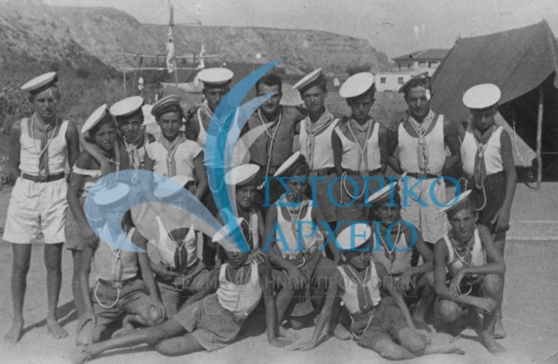 Ναυτοπρόσκοποι της Θεσσαλονίκης σε εκπαιδευτική εκδρομή στην Αγία Τριάδα το 1947 με εκπαιδευτή τον Σπ. Κυριακόπουλο.