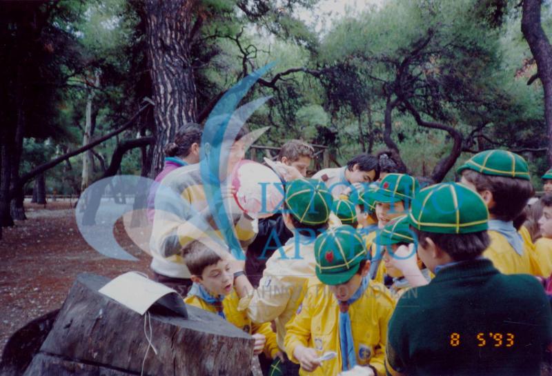 Λυκόπουλα από το Παγκράτι σε παιχνίδια σε εκδρομή το 1993.