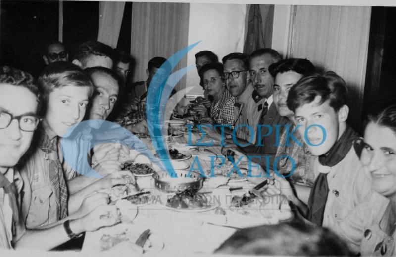 Ο Β. Μπακέλας με Άγγλους Προσκόπους σε συνεστίαση με προσκόπους.