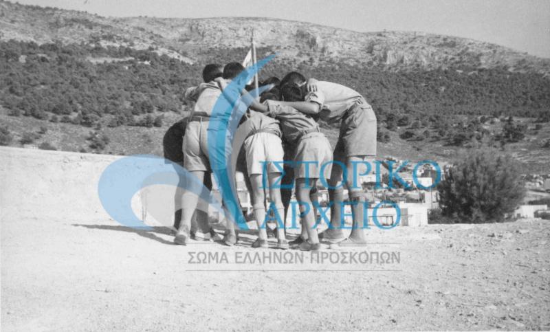 Ενωμοτία της 4ης Ομάδας Ηλιούπολης στην ώρα της κραυγής της σε εκδρομή.