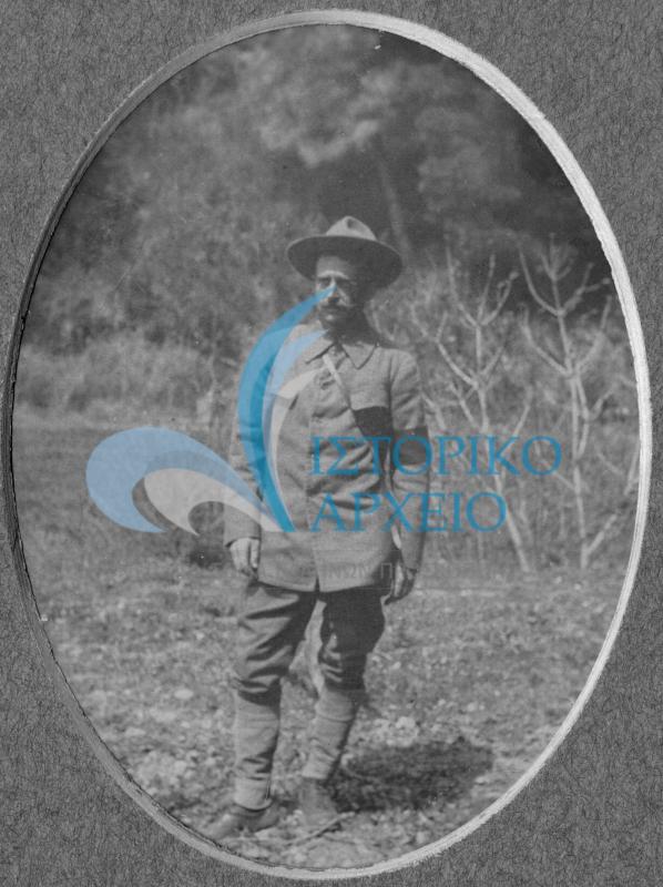 Ο Αθανάσιος Λευκαδίτης με στολή σε εκδρομή το 1913.