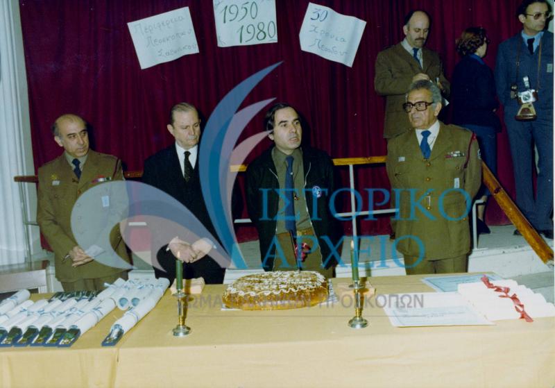 Ο ΓΕ Νίκος Καλογεράς με τον ΠΕ Σαρωνικού Αρη Σκληβανιώτη στην κοπή βασιλόπιτας της ΠΕ Σαρωνικού στον Πειραιά το 1980.