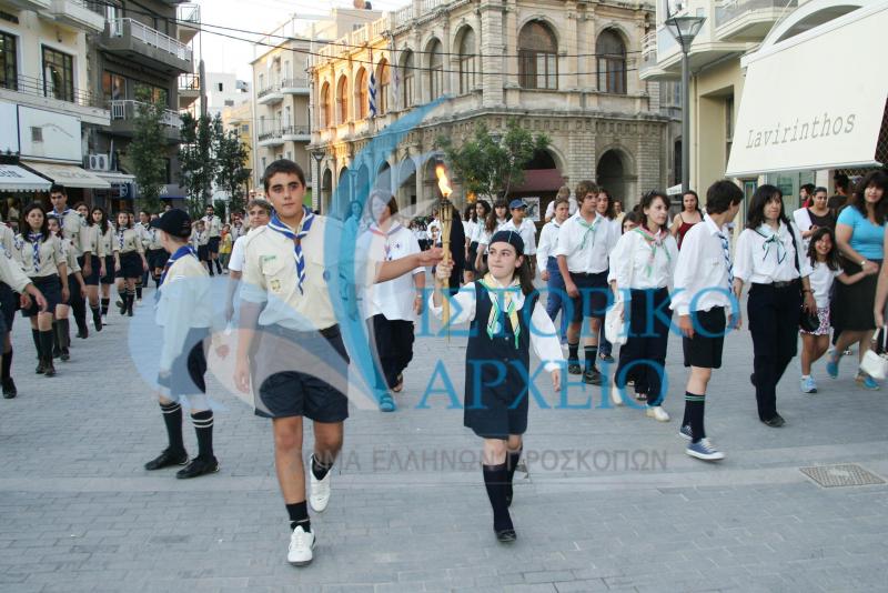Συνοδεία προσκόπων & οδηγών η Φλόγα του Προσκοπικού και Οδηγικού Πνεύματος στους κεντρικούς δρόμους του Ηρακλείου Κρήτης το 2007.
