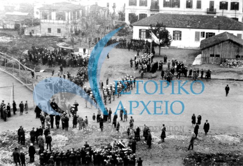 Η 2η Ομάδα Θεσσαλονίκης σε παράταξη πριν την παρέλαση της 25ης Μαρτίου του 1928 στο χώρο της ΧΑΝΘ.