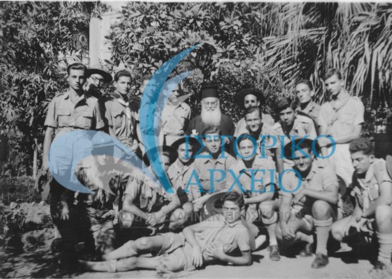 Πρόσκοποι με τον ηγούμενο της Μονής του Σινά σε εκδρομή το 1947.