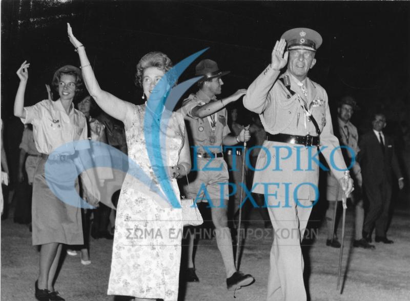 Η Βασιλική Οικογένεια εισέρχεται στο Παναθηναϊκό Στάδιο στην εορταστική εκδήλωση για τις προσκοπικές αποστολές που συμμετείχαν στο 11ο Τζάμπορη του Μαραθώνα το 1963. Με στολή προσκόπου ο Διάδοχος Κωνσταντίνος και στολή οδηγού η Πριγκίπισσα Ειρήνη.