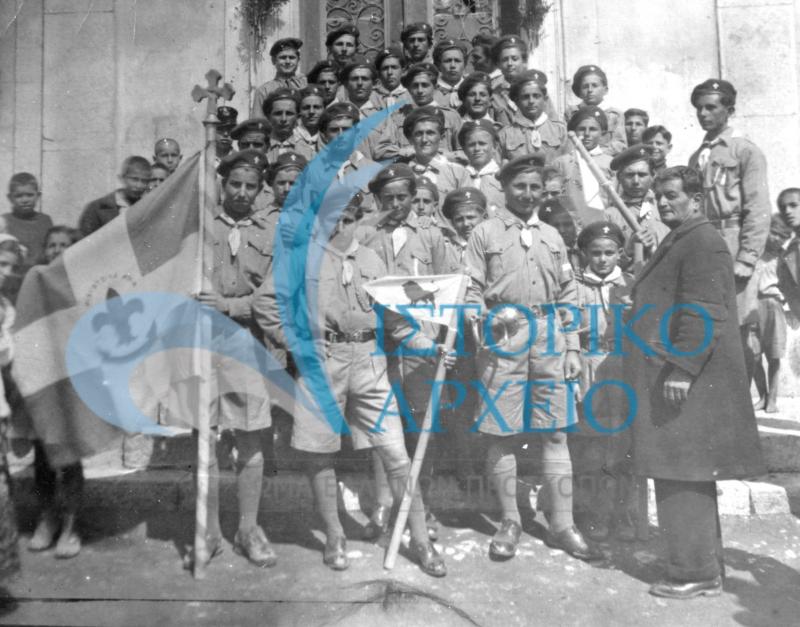 Η Προσκοπική Ομάδα του Μώλου Φθιώτιδας το 1949 με αρχηγό τον Μπάρμπαγιώργη.