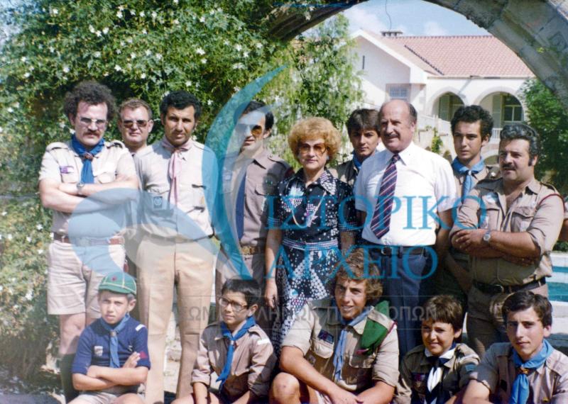 Πρόσκοποι από την Ελλάδα με Προσκόπους από την Κύπρο σε αναμνηστική φωτογραφία με τη σύζυγο του Προέδρου της Κυπριακής Δημοκρατίας Ερασμία Κυπριανού και τον έφορο Διεθνών Σχέσεων του ΣΠΚ Σ. Κοκκινίδη στους κήπους του Προεδρικού Μεγάρου της Κύπρου.