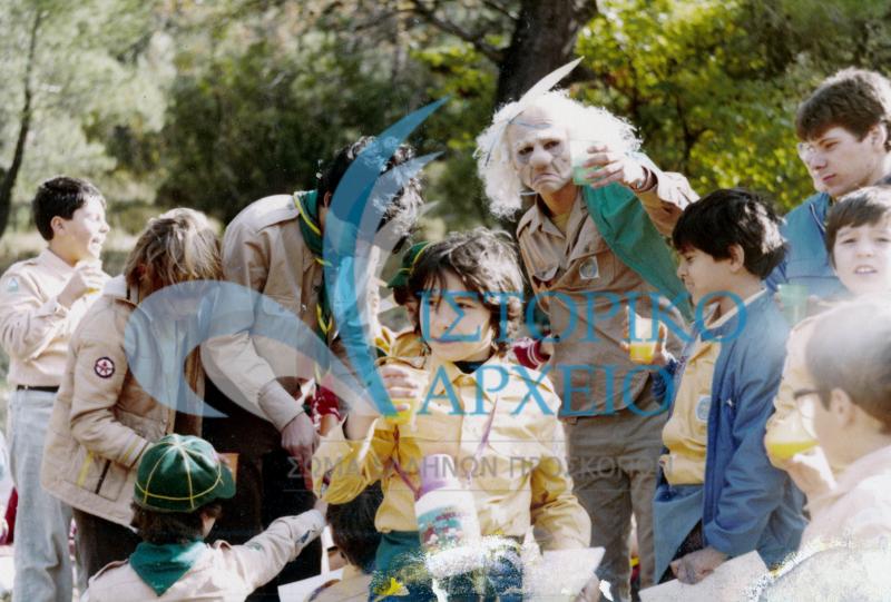 Λυκόπουλα από το Ζωγράφου σε ώρα παιχνιδιού το 1982.