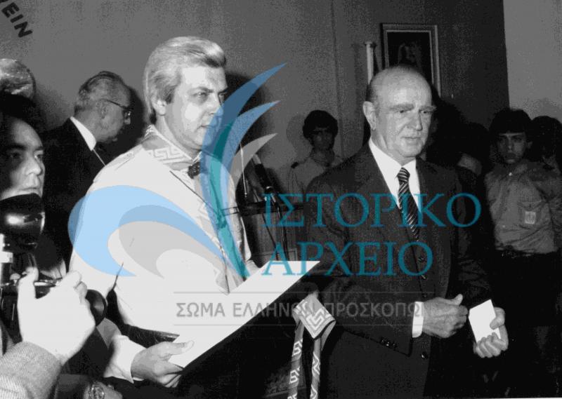 Ο ΓΕ Γ. Ασημακόπουλος με τον Πρόεδρο της Δημοκρατίας Κων. Καραμανλή στην απονομή των διακριτικών Πρόσκοπος Έθνους το 1985.