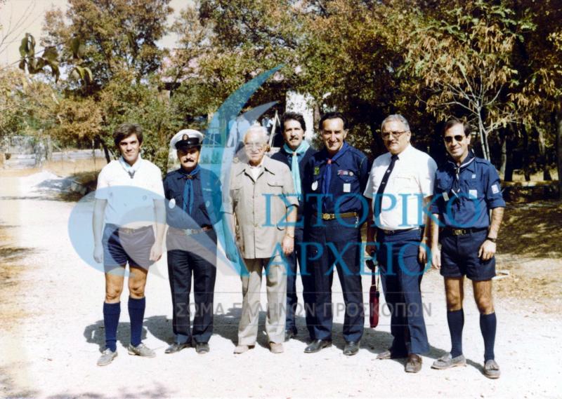 Μέλη της Ένωσης Παλαιών Ναυτοπροσκόπων Λ. Πύργου στην 6η Συνάντηση Παλαιών Προσκόπων Κοζάνης το 1985. Από αριστερά: Στ. Παυλίδης, Κων. Δεπάστας, Ιωαν. Διαμαντής, Παν. Κασαπάκης, Τρ. Γιοβάνογλου.