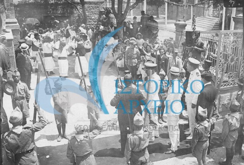 Ομάδα Προσκόπων αποδίδει τιμές κατά την άφιξη του Βασιλιά Κωνσταντίνου στη Σμύρνη το 1920.