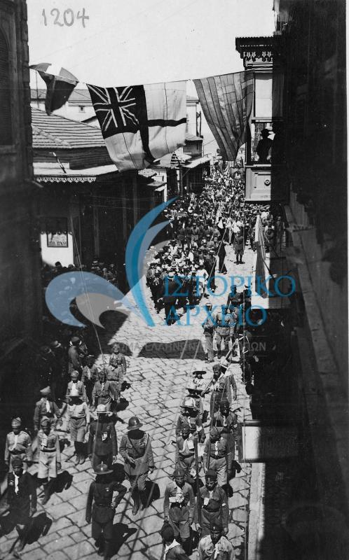 Πρόσκοποι με μπάντα παρελαύνουν σε δρόμο της Σμύρνης κατά τη διάρκεια συλλαλητηρίου για την παραχώρηση αυτοδιοίκησης στη Δυτική Μικρά Ασία στις 18 Ιουλίου 1922.