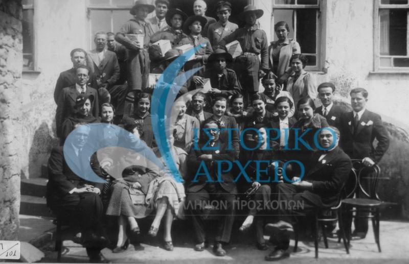 Πρόσκοποι συμμετέχουν σε έρανο στην Αλεξανδρούπολη το 1937.