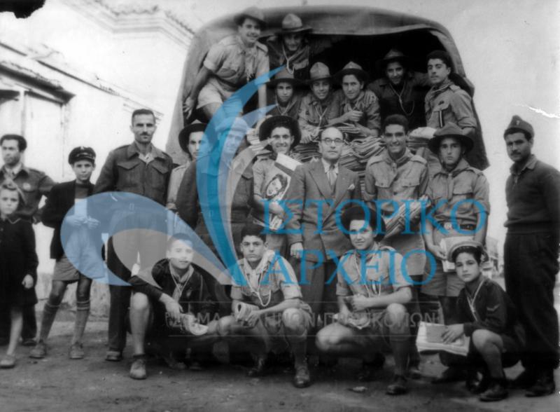 Πρόσκοποι της Αλεξανδρούπολης σε εκστρατεία διανομής περιοδικών και εντύπων σε στρατιωτικές μονάδες του Έβρου το 1948.