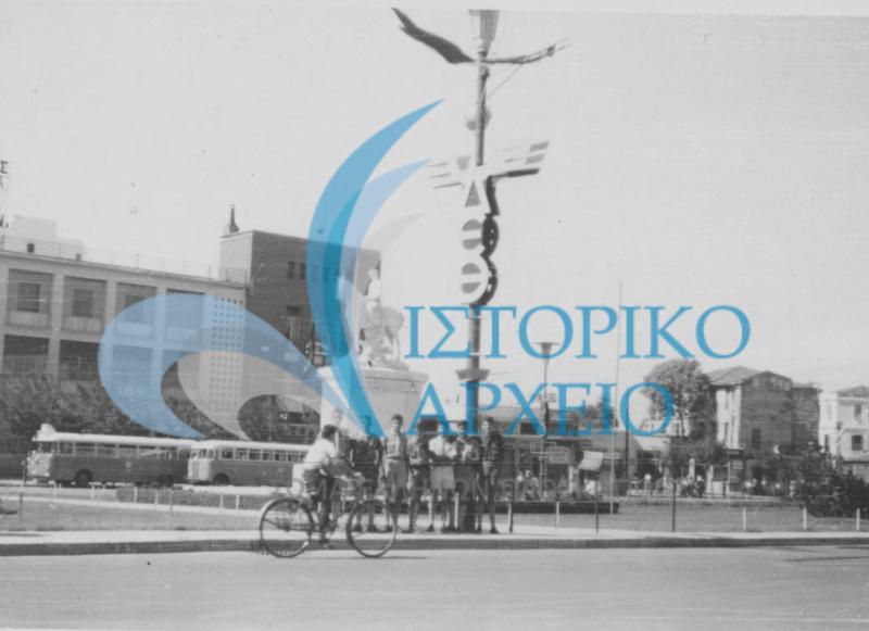 Ανιχνευτές της 8ης Αθηνών στην Πλατεία Βαρδαρίου κατά τη διάρκεια εκδρομής στην Θεσσαλονίκη το 1961.