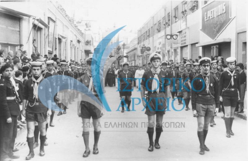 Πρόσκοποι και μέλη της ελληνικής παροικίας στην περιφορά του Επιταφίου στην Αλεξάνδρεια της Αιγύπτου το 1954.