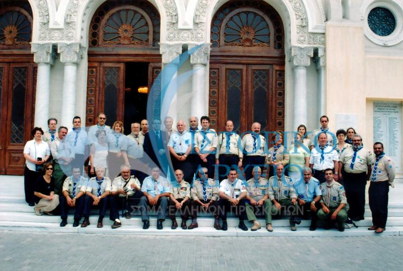 Αντιπροσωπεία της Ελληνικής και Κυπριακής Συμμετοχής της Συνάντησης Πτυχιούχων Διακριτικού Δάσους έξω από το Πατριαρχείο Αλεξανδρείας το 2006 στο Κάιρο.