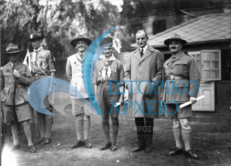 Ο Αντώνης Μπενάκης στο Κάϊρο κατά την απονομή μεταλλείου προσκοπικής αξίας στον Μάρκο Λιούφη το 1937.