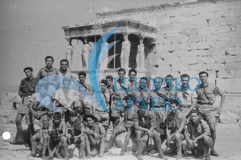 Οι Έλληνες Πρόσκοποι Ισμαηλίας στο Ερέχθειο κατά το 1ο Πανελλήνιο Τζάμπορη το 1950.