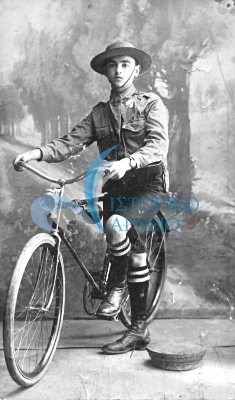 Πρόσκοπος ποδηλάτης τη δεκαετία του 1920.