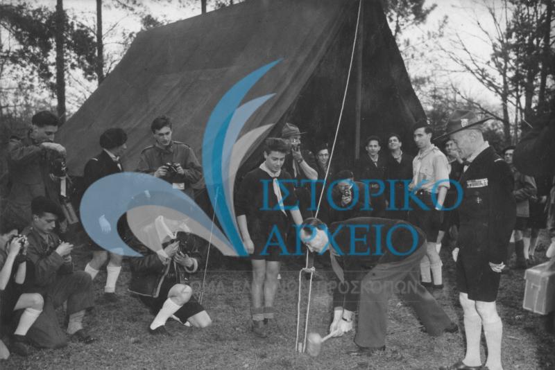 Συμβολικό στήσιμο της πρώτης σκηνής στο Τζάμπορη της Γαλλίας το 1947 από τον Rebatet και τον Γενικό Αρχηγό Laffing.