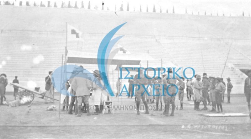 Το συνεργείο πρώτων βοηθειών που διατηρούσαν γυναίκες πρόσκοποι στην Επίδειξη του Σταδίου το 1915.