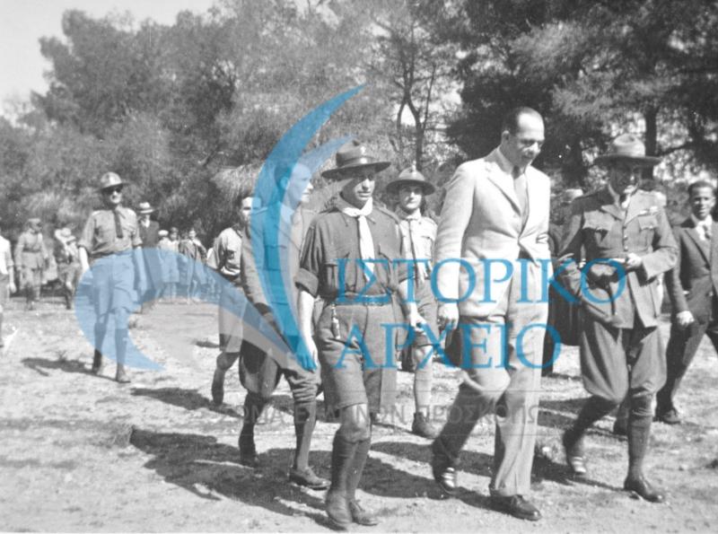 Ο Διάδοχος Παύλος με τον ΓΕ Λ. Πτέρη και τον έφορο Αθ. Σταμήρη σε εκδρομή των προσκόπων στον Κοκκιναρά της Κηφισιάς το 1936.