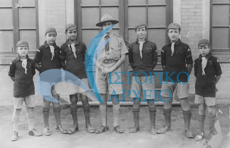 Ο Κ. Μόσχος με έξι λυκόπουλα από την Αγέλη Καϊρου σε εκδρομή στην Αθήνα το 1930.