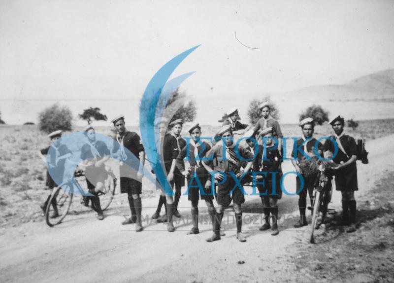 Η 1η Ομάδα Ναυτοπροσκόπων Νέου Φαλήρου σε εκδρομή με ποδήλατα στο Σκαραμαγκά Χαϊδαρίου το 1935.