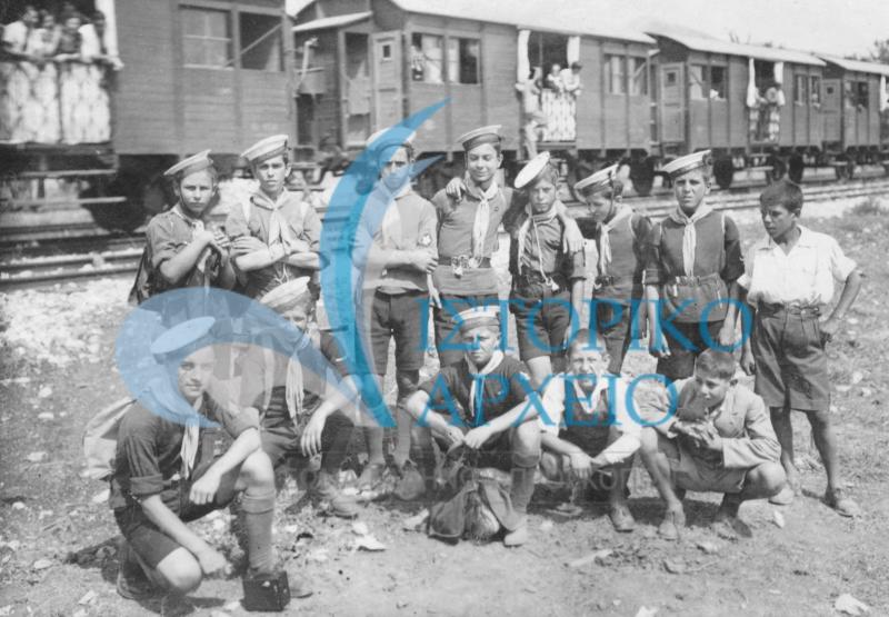 Η 1η Ομάδα Ναυτοπροσκόπων σε εκδρομή δίπλα στον Σιδηροδρομικό Σταθμό Αφιδνών (Κιούρκα) το 1935.