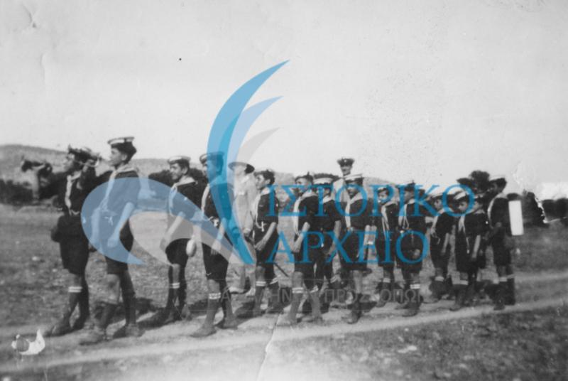 Εκδρομή του 1ου Ν/Π Νέου Φαλήρου στην Βούλα το 1929 με αρχηγό τον Αλέκο Λεκάκη.