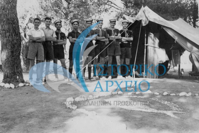 Ναυτοπρόσκοποι του Πειραιά σε εκδρομή στη Νέα Κηφισιά το 1949.