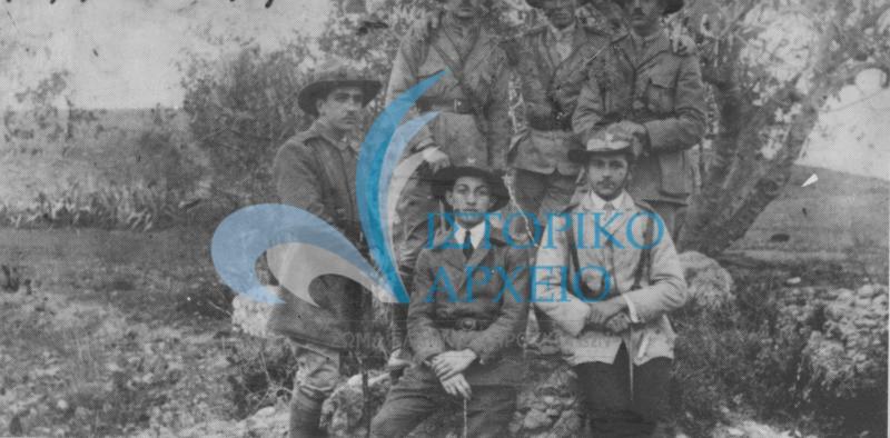 Συντροφιά των πρώτων βαθμοφόρων σε εκδρομή στην Αττική.