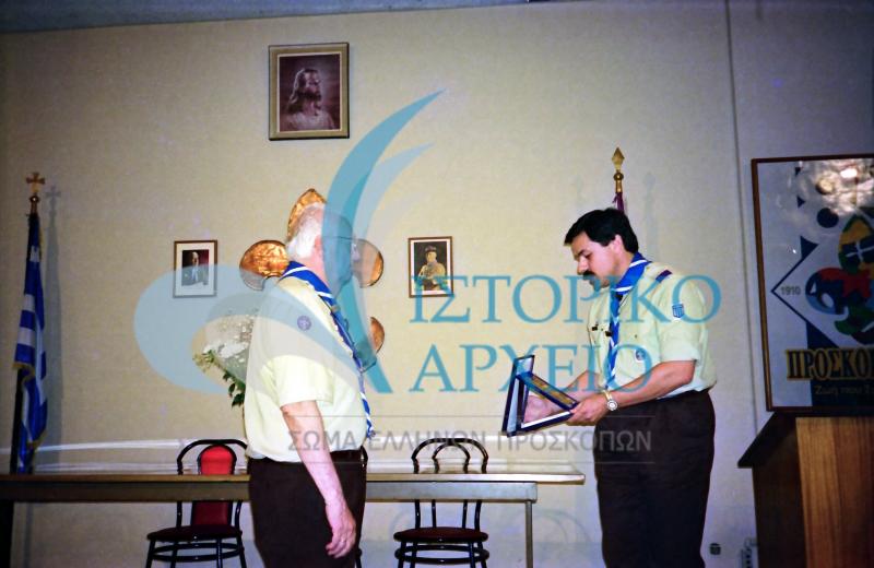 Ο ΓΕ Χρ. Λυγερός σε απονομή τιμητικής διάκρισης στον Αλ. Κομνηνό (Αλέκτωρ) το 1995.