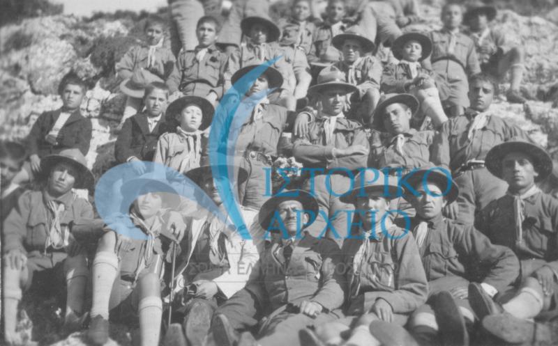 Οι πρόσκοποι της Τρίπολης σε εκδρομή στην Παναγιά Τσιαπιανών (Νεστάνη) μαζί με τον Τοπικό Έφορο και τον αρχηγό του, το 1927.