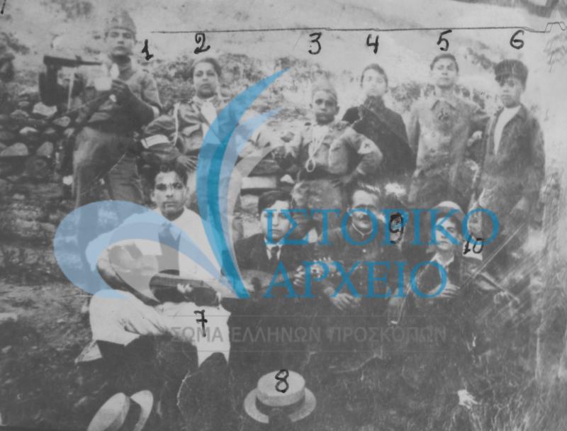 Έλληνες Πρόσκοποι στο προάστειο Ουσείν Ογλού Φιλαδελφείας Μικράς Ασίας με διαφόρους φίλους το 1922. Διακρίνονται: 1. Μ. Γεωργιάδης, 2. Γ. Θεολογίδης, 3. Ι. Σαντραζανίδης 4. Ευσταθιάδης Ευσ. 5. Ζαχαριάδης Παν. 6. Αναγνωστόπουλος Ν. 7. Σουτραζανίδης Σ. 8. Ζαχαριάδης Π.  9. Δεκανέας 10. Παντελίδης Γ. 