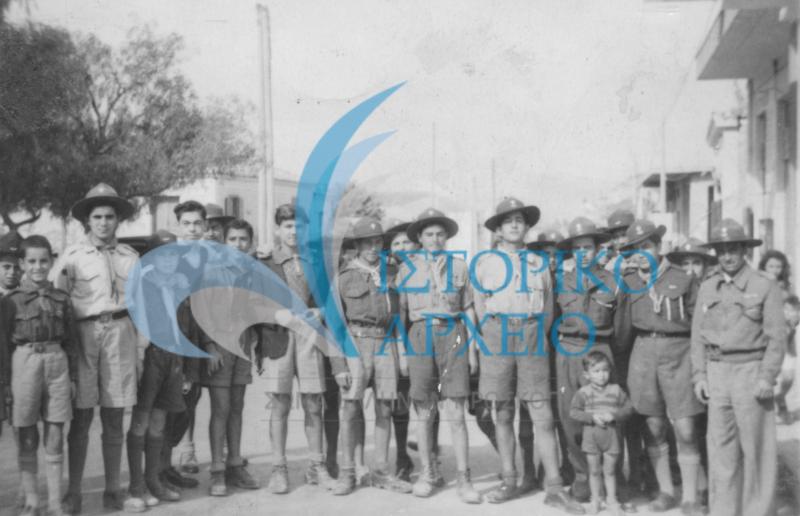 Οι πρόσκοποι του 3ου Συστήματος Υμηττού στην κεντρική πλατεία της συνοικίας.