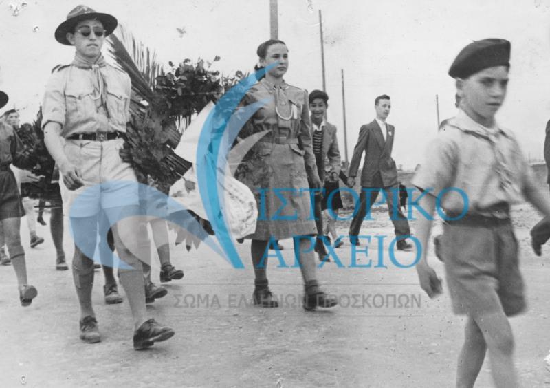 Πρόσκοποι Υμηττού σε τελετή κατάθεσης στεφάνου στην περιοχή του Υμηττού κατα την διάρκεια εθνικής εορτής.