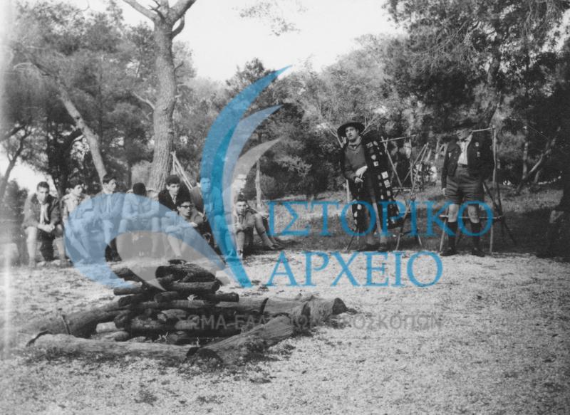 Ο Άρης Κωνσταντόγλου αρχηγός της 33ης Σχολής Βασικής Προσκόπων στο ΠΥΒΑ το 1964.