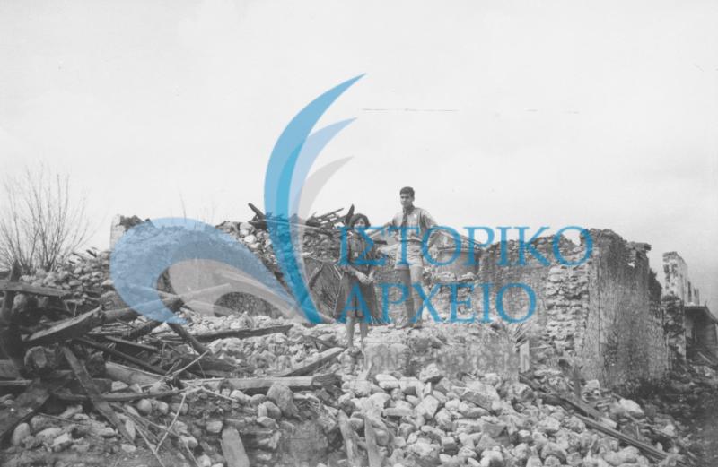 Πρόσκοπος και Οδηγός στα ερείπια μετά τον σεισμό στην Κορινθία το 1965.